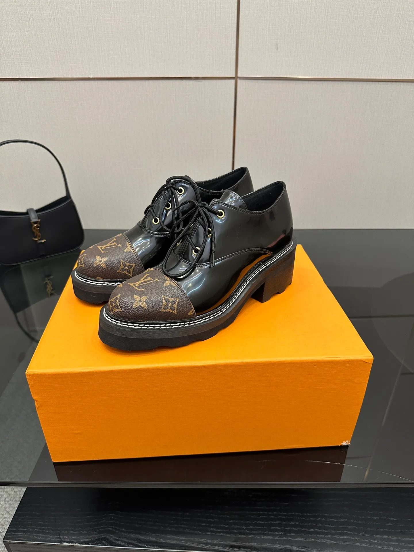 👟👟Ex-factory price 720👟👟 LOUIS VUITTON Louis Vuitton counter latest model top version LV inner cowhide material is real! Original 1:1 material reproduction! Modern and casual in one! Release a strong aura like a queen 🔥Capture everyone's attention instantly💃 Inner/foot pads: imported cowhide Fabric: cowhide Outsole: full genuine leather Code number: 35-41 (40, 41, 42 customizations are not returnable)